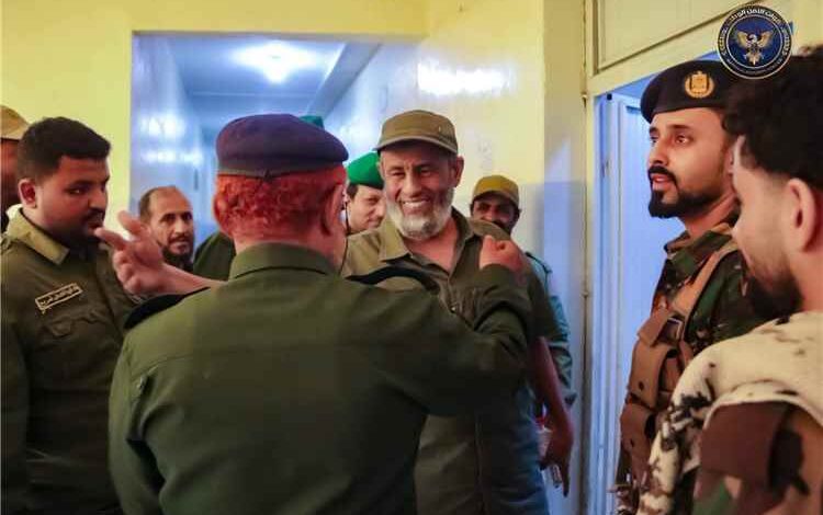 الجمالي يصل حوطة لحج وسط تصاعد حدة التوتر.. هل ينجح في احتواء الموقف؟