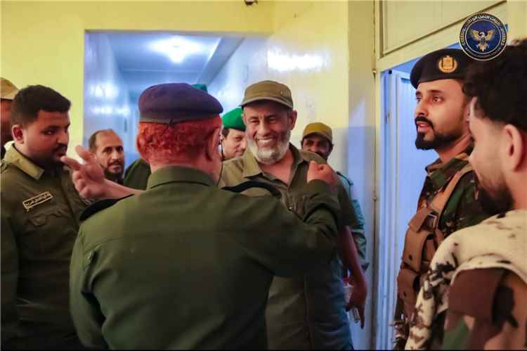 الجمالي يصل حوطة لحج وسط تصاعد حدة التوتر.. هل ينجح في احتواء الموقف؟