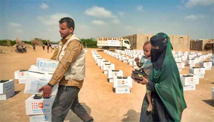 الجوع يفتك بمناطق الحوثي.. شهادات من قلب معسكر المليشيات