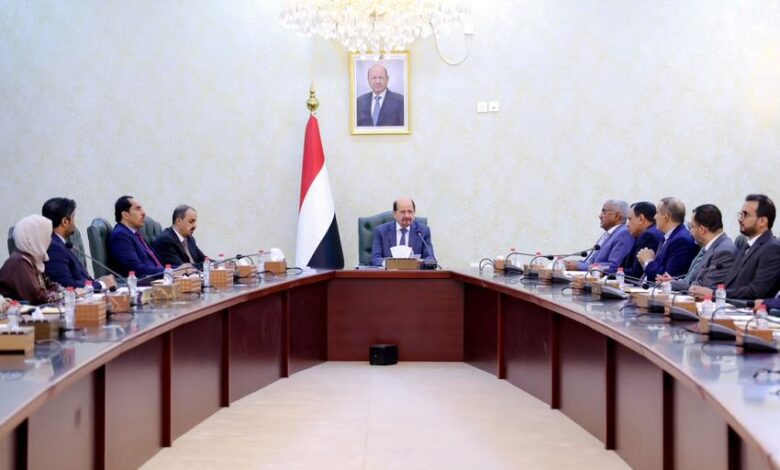 الحكومة اليمنية تؤكد تمسكها بالسيادة وتحذر من تداعيات الانتهاكات الإيرانية التي تهدد استقرار المنطقة