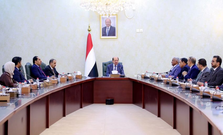 الحكومة اليمنية تؤكد تمسكها بالسيادة وتحذر من تداعيات الانتهاكات الإيرانية التي تهدد استقرار المنطقة