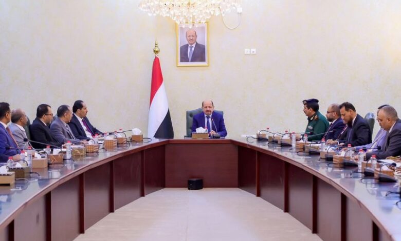 الحكومة اليمنية ترفع الجاهزية لمواجهة تداعيات هجمات الحوثيين على الملاحة وتأمين الأسواق