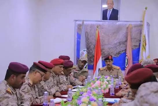 الحكومة اليمنية تكسر صمتها بعد هجمات البحر الأحمر.. رسائل نارية للحوثيين ودعوة دولية لتحرك عاجل