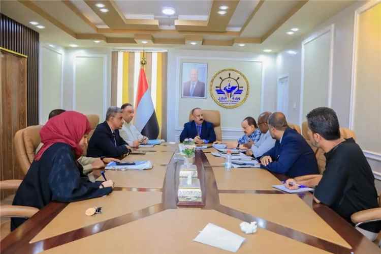 الحكومة تُسرّع اعتماد ميناء قنا.. ووزير النقل يوجه باستكمال الإجراءات النهائية للمشروع