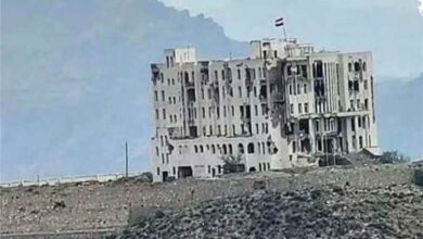 الحوثيون يقصفون المجمع القضائي وسط تعز بقذائف الهاون