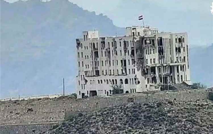 الحوثيون يقصفون المجمع القضائي وسط تعز بقذائف الهاون
