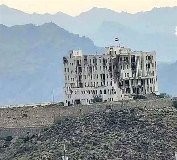 الحوثيون يقصفون المجمع القضائي وسط تعز بقذائف الهاون