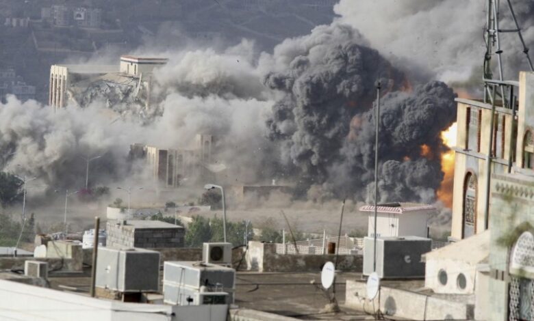 الحوثيون يمنعون توثيق آثار الغارات الجوية ويهددون بملاحقة من ينشر مشاهد المواقع المستهدفة لهذا الأسباب.