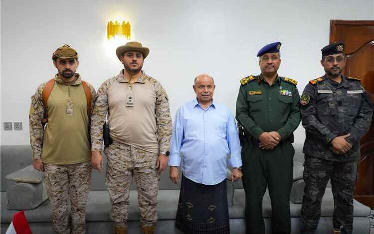 الخنبشي وقيادة قوات التحالف بحضرموت والمهرة يكرمون منتسبي إدارة مكافحة المخدرات بساحل حضرموت