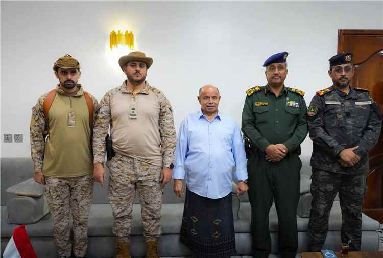 الخنبشي وقيادة قوات التحالف بحضرموت والمهرة يكرمون منتسبي إدارة مكافحة المخدرات بساحل حضرموت