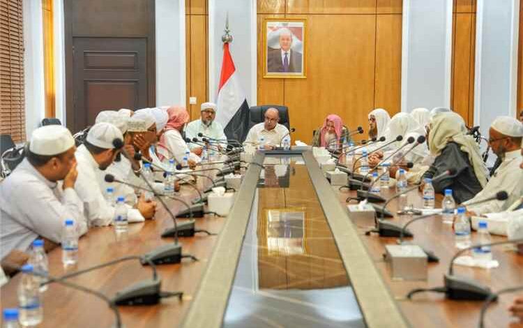الخنبشي يؤكد أهمية تعزيز الخطاب الديني لمواجهة الفكر الحوثي ويشدد على توحيد الجبهة الداخلية