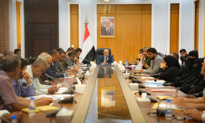 الخنبشي يؤكد مضاعفة الجهود لتحسين الخدمات خلال اجتماع المكتب التنفيذي بساحل حضرموت