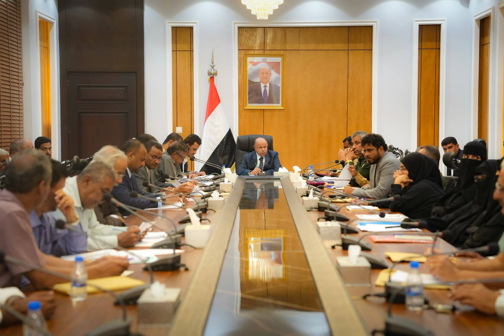 الخنبشي يؤكد مضاعفة الجهود لتحسين الخدمات خلال اجتماع المكتب التنفيذي بساحل حضرموت