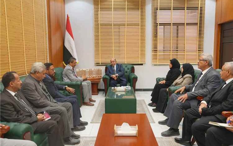 الخنبشي يبحث مع وزير الثقافة والسياحة سبل تنشيط القطاع السياحي وتعزيز الحراك الثقافي في حضرموت