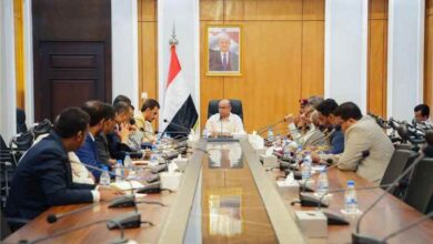 الخنبشي يترأس اجتماعاً موسعاً ويؤكد رفع الجاهزية لمواجهة التهديدات ودعم جهود استعادة الدولة