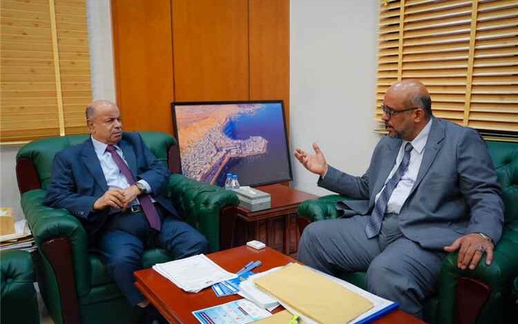 الخنبشي يناقش مشاريع تطوير مراكز الإنزال السمكي والاستراتيجيات الوطنية لقطاع الأسماك