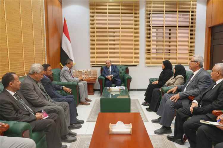 الخنبشي يناقش مع وزير الثقافة والسياحة سبل تنشيط القطاع السياحي في حضرموت