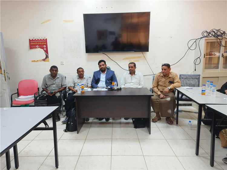 الدكتور بن نويصر يترأس اجتماعًا موسعًا بكوادر برنامج العامل الصحي المجتمعي بمديرية أرياف المكلا