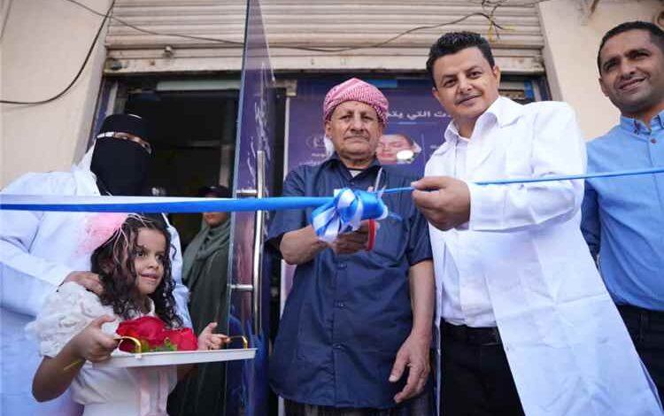 الدكتور فيدل محمد ناصر يدشن افتتاح عيادتي هارموني سمايل لطب الأسنان في مدينة إنماء بعدن