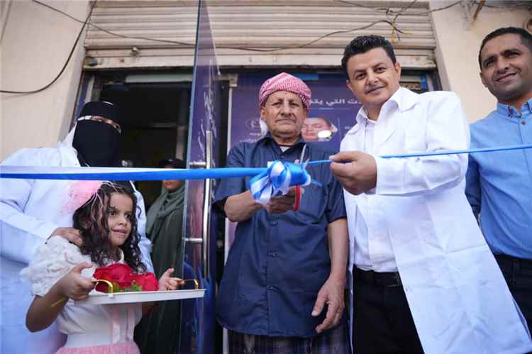 الدكتور فيدل محمد ناصر يدشن افتتاح عيادتي هارموني سمايل لطب الأسنان في مدينة إنماء بعدن