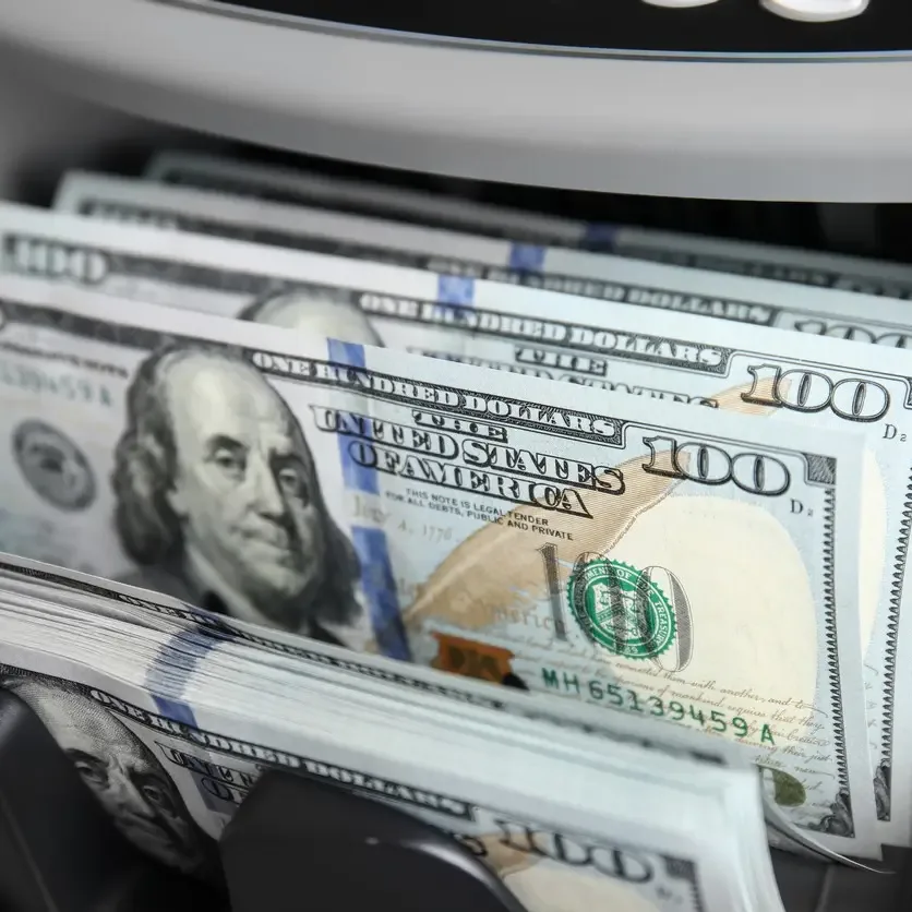 الدولار يرتفع عقب إبقاء الاحتياطي الفيدرالي على سعر الفائدة دون تغيير
