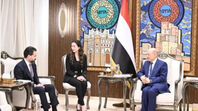 الرئيس العليمي: لم نغلق مطار صنعاء ولن نتنازل عن السيادة