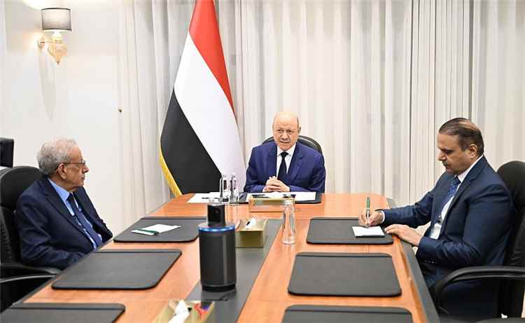 الرئيس العليمي: لن نسمح بأي رحلات خارج اختصاصات الدولة والحوثي أمام خيار واحد هو قبول المبادرات الإنسانية