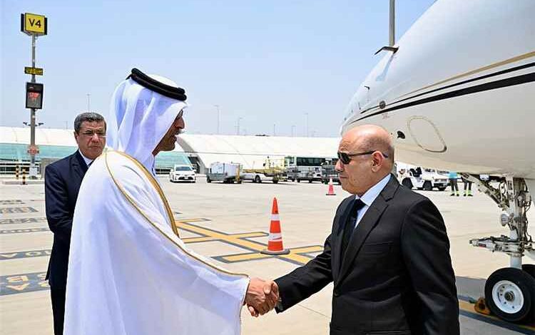الرئيس العليمي يصل الدوحة لتقديم واجب العزاء بوفاة الشيخ حمد بن خليفة آل ثاني