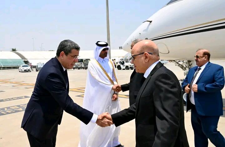 الرئيس العليمي يصل الدوحة لتقديم واجب العزاء في وفاة الأمير الوالد