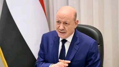 الرئيس يؤكد عدم السماح بوصول أي رحلة جوية خارج اختصاص الدولة ويضع الحوثي أمام بديل واحد