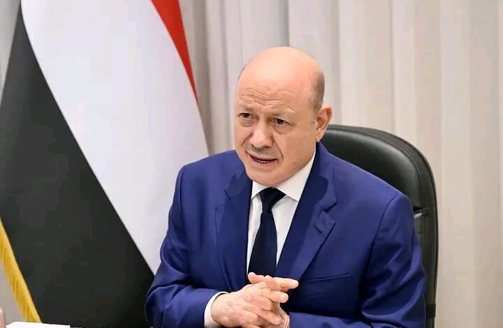 الرئيس يؤكد عدم السماح بوصول أي رحلة جوية خارج اختصاص الدولة ويضع الحوثي أمام بديل واحد