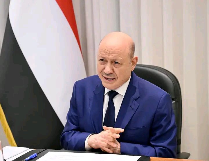 الرئيس يؤكد عدم السماح بوصول أي رحلة جوية خارج اختصاص الدولة ويضع الحوثي أمام بديل واحد