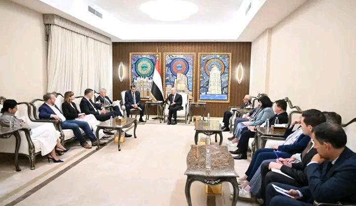 الرئيس يُطلع وفداً أوروبيًا رفيعًا على التطورات الأخيرة في اليمن ويتحدث عن السلام الذي تريده الدولة