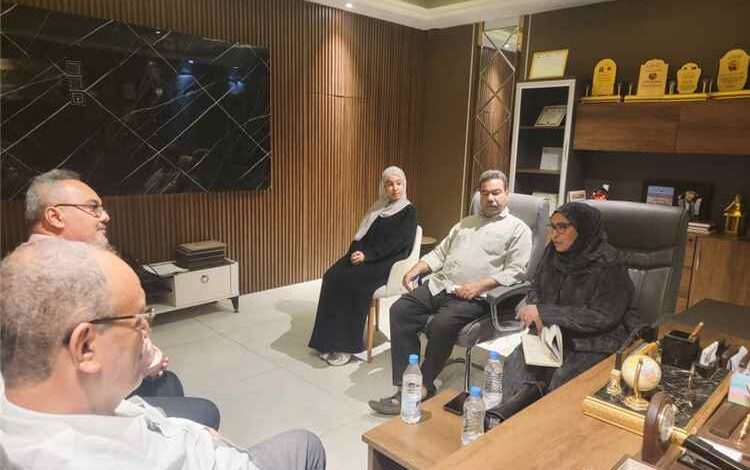 السباعي تؤكد أهمية تنظيم المشاركة المجتمعية وتعزيز الشراكة مع السلطات المحلية للارتقاء بالخدمات الصحية في مديرية صيرة