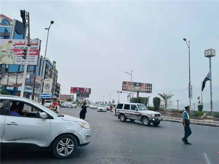 السلطات الأمنية تزيل صور عيدروس من شوارع الشيخ عثمان والمنصورة بعدن