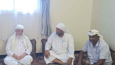 الشيخ باحنحن يطمئن على صحة الشيخ بانجوة بعد إجراء عملية جراحية