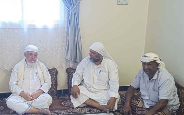 الشيخ باحنحن يطمئن على صحة الشيخ بانجوة بعد إجراء عملية جراحية