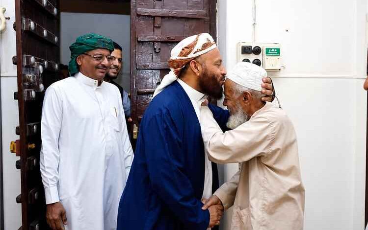 الشيخ محمد بن شبيبة يقدم واجب العزاء في وفاة الشيخ العلامة علي بن سالم بكير
