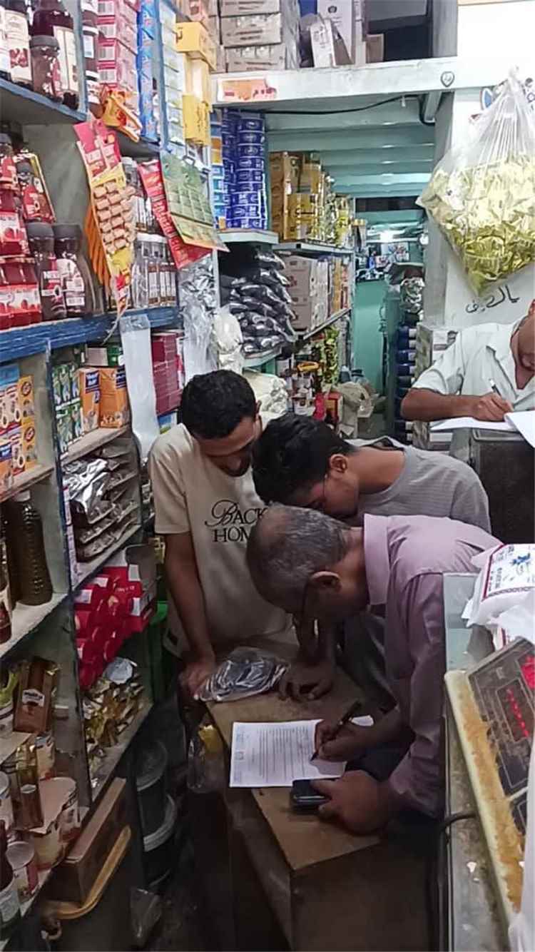 الصناعة والتجارة بتعز تنفذ حملة مباغتة لمكافحة الغش التجاري وتضبط مخالفات وتحيلها للنيابة