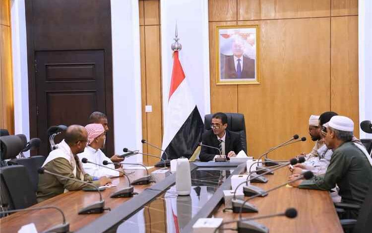العطاس يناقش مع ممثلي المعلمين أوضاع قطاع التربية والتعليم بوادي وصحراء حضرموت
