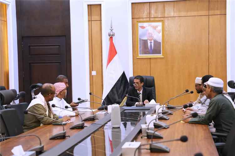 العطاس يناقش مع ممثلي المعلمين أوضاع قطاع التربية والتعليم بوادي وصحراء حضرموت