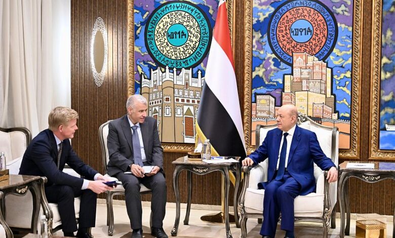 العليمي للمبعوث الأممي: لا مستقبل لأي جماعة تنازع الحكومة سلطاتها الحصرية أو تحتفظ بسلاحها خارج مؤسسات الدولة