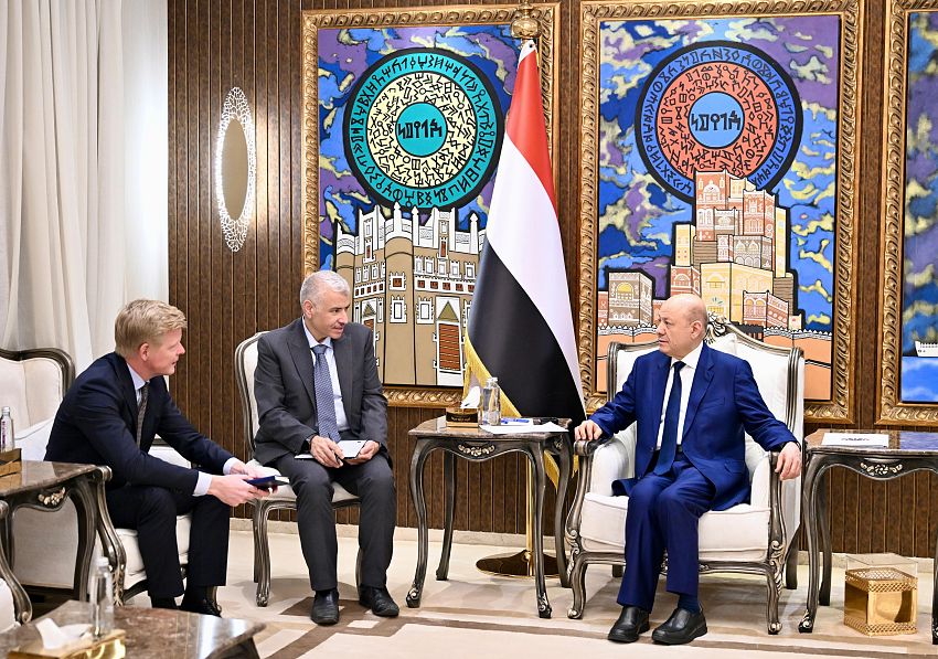 العليمي للمبعوث الأممي: لا مستقبل لأي جماعة تنازع الحكومة سلطاتها الحصرية أو تحتفظ بسلاحها خارج مؤسسات الدولة