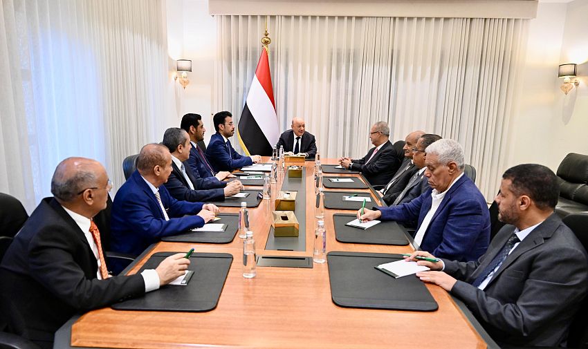 العليمي: معركة التحرير ليست معركة الجيش وحده.. ويدعو القوى السياسية إلى باستثمار المتغيرات الدولية وتعزيز الاصطفاف الوطني