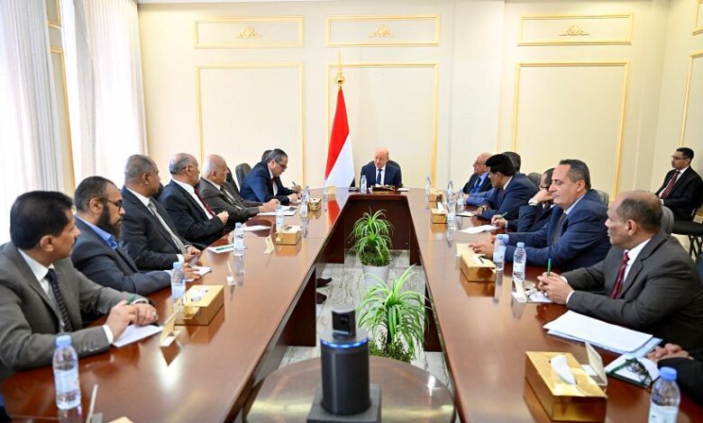 العليمي يدعو الأحزاب السياسية لتوحيد الصف وإسناد القوات المسلحة في مواجهة المشروع الإيراني