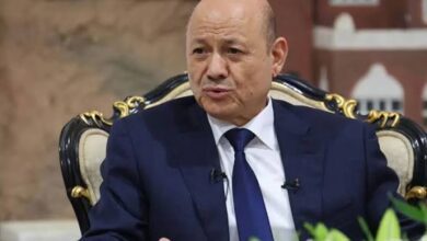 العليمي يطلق تحذيراً شديد اللهجة: لا اعتراف بأي تعامل مع الحوثيين في الملفات السيادية.. واختبار حاسم أمام المجتمع الدولي