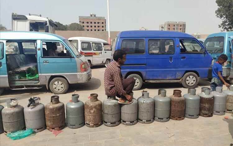الغاز في عدن.. أزمة متلاحقة تخنق المنازل وتشل المواصلات