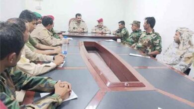 القائد العام لقوات دفاع شبوة يترأس اجتماعًا موسعًا مع رؤساء الشعب والأقسام لتعزيز الأداء والجاهزية