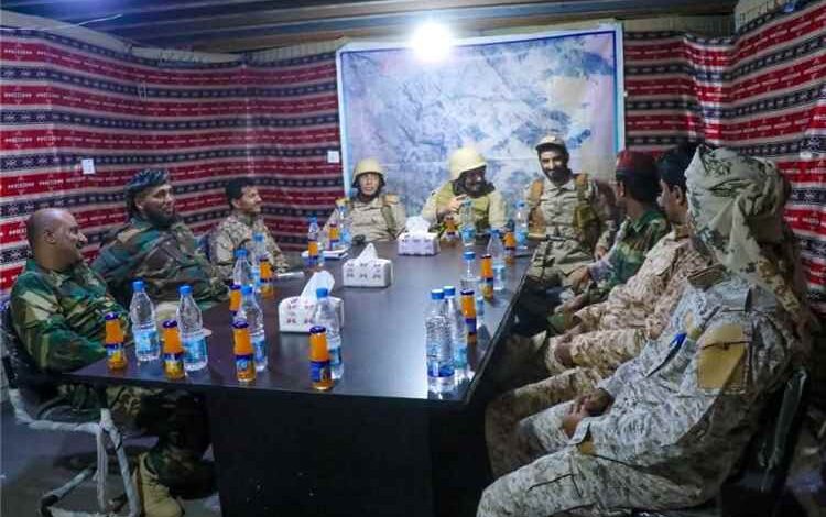 القائد العام لقوات دفاع شبوة يتفقد جبهات القتال ويشدد على رفع الجاهزية القتالية