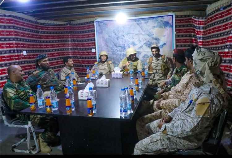 القائد العام لقوات دفاع شبوة يتفقد جبهات القتال ويشدد على رفع الجاهزية القتالية